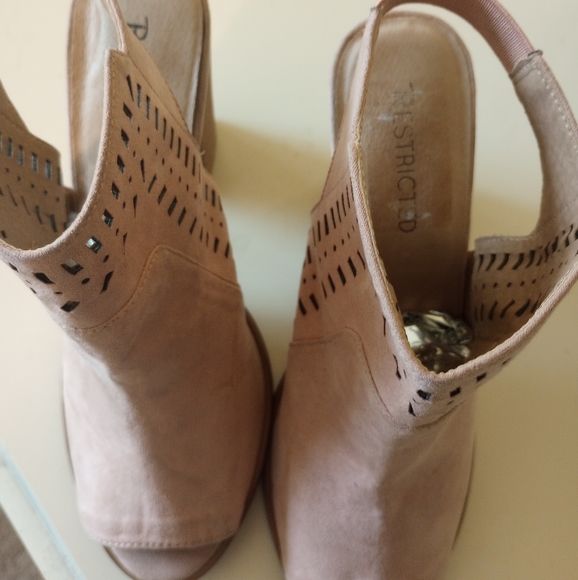 Restricted Pink Wedge - Picture 3 of 5